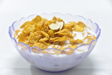 Cornflakes with fragrant almonds that can be easily eaten with milk