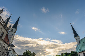 Blick naach oben in nden Himmel mit Türmen der Gnadenkapelle und Stiftspfarrkirche, in Altötting...