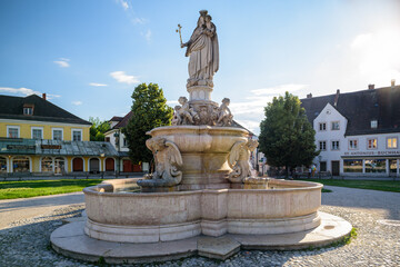 Marienbrunne am Tillyplatz in Altötting im Sommer am Abend