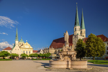 Tillyplatz in Altötting mit 
Stiftspfarrkirche, Gnadenkapelle, Kapuzinerkloster, Marienbrunnen,...