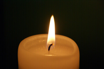 Kerzenflamme ruhig brennende Kerze Nahaufnahme bei Nacht 1