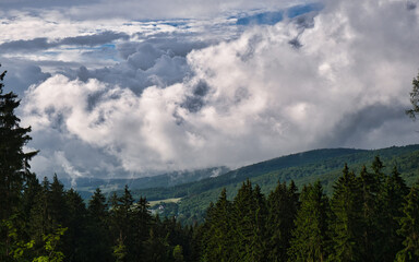 Dramatische Wolken durchziehen das Taunus Gebirge in Deutschland im Sommer