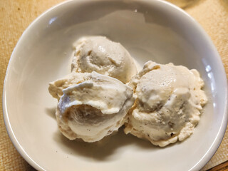 Ketogen hergestelltes Eis (Speiseeis, Eiscreme), Geschmacksrichtung Vanille mit ganzen Walnüssen...