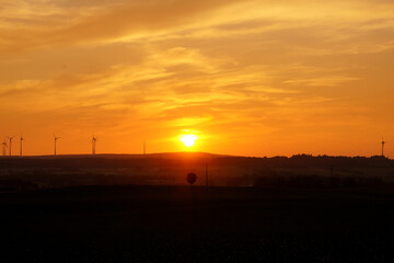 Sonnenuntergang mit Windr&auml;dern 