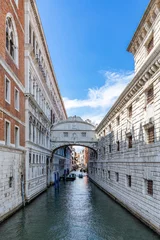 Cercles muraux Pont des Soupirs famous historic prison bridge of sighs at the doges palace in Venice, Italy