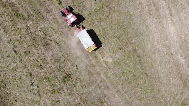 trattore fieno agricoltura fienagione raccolta fieno  