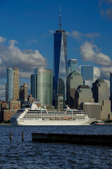 Luxus Oceania Cruises Kreuzfahrtschiff mit New York Manhattan skyline - Luxury Oceania Cruises...