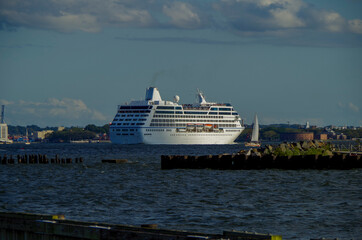 Luxus Oceania Cruises Kreuzfahrtschiff mit New York Manhattan skyline - Luxury Oceania Cruises...