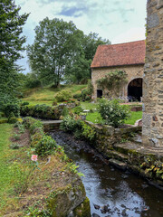 Fototapeta na wymiar Ruisseau d'un ancien moulin dans la Nièvre, Bourgogne