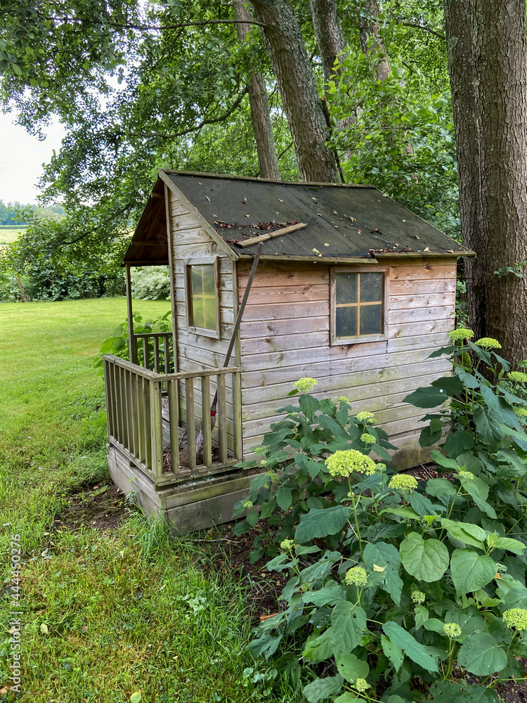 Canvas Prints Cabane en bois pour enfants dans un jardin de la Nièvre, Bourgogne