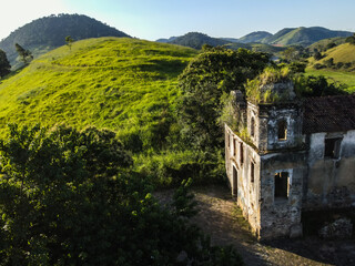 Ruínas de uma antiga igreja no entardecer em Viana Espírito Santo.
