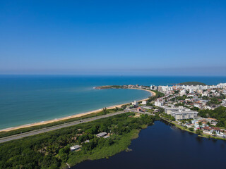 Imagem aérea de praia e lagos na Enseada Azul em Guarapari no Espírito Santo. Praia tropical em um dia ensolarado.