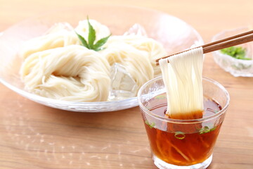 食卓のそうめん　箸上げ
