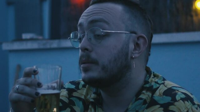 Hombre bebe cerveza a c&aacute;mara lenta