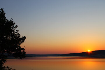 Fototapeta na wymiar Red sunset over the river