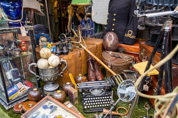 Alternatives London: Flohmarkt Portobello Road Market - Schreibmaschine, Schuhe, Baseball, Jacke,...