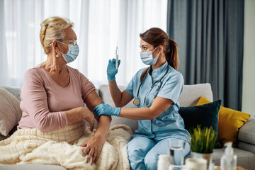 Obraz premium Doctor visiting a woman patient at home