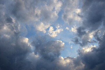 Blauer Himmel mit vielen Wolken in weiß und Grau, Sommerhimmel, Wetter, Wetterumschwung,...