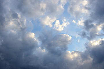 Wolkenhimmel, Sommerhimmel mit weißen und grauen Wolken im Sonnenlicht, Wetterumschwung