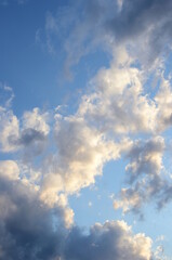 Wolkenhimmel, Sommerhimmel mit weißen und grauen Wolken im Sonnenlicht, Wetterumschwung