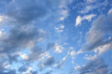 Naklejka na ściany i meble Wolkenhimmel, Sommerhimmel mit weißen und grauen Wolken im Sonnenlicht, Wetterumschwung 