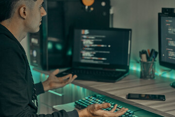 Error al  escribir un código informático en su oficina por la noche