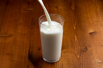 グラスに牛乳を注ぐ