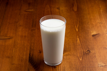 グラスに牛乳を注ぐ