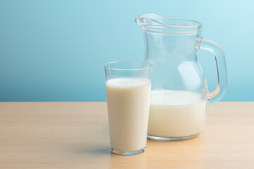 コップに牛乳を注ぐ