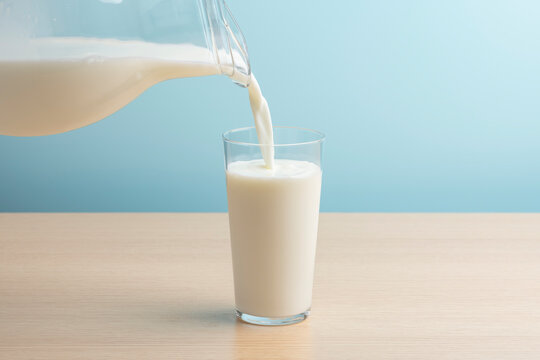 コップに牛乳を注ぐ