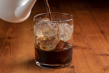 氷にコーヒーを注いで冷やすアイスコーヒー