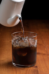 氷にコーヒーを注いで冷やすアイスコーヒー