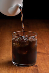 氷にコーヒーを注いで冷やすアイスコーヒー