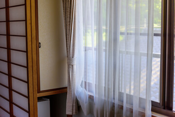 日本旅館の窓辺とカーテン
