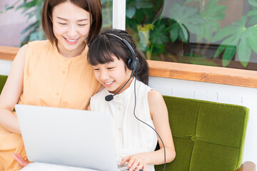 パソコンで勉強する親子　通信学習