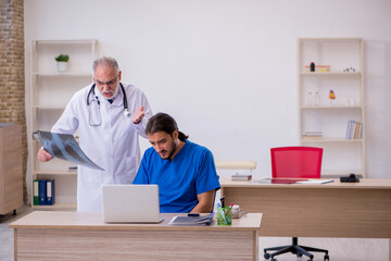 Obraz premium Two doctors working in the clinic