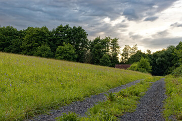 Feldweg zur Hütte vor dem Gewitter