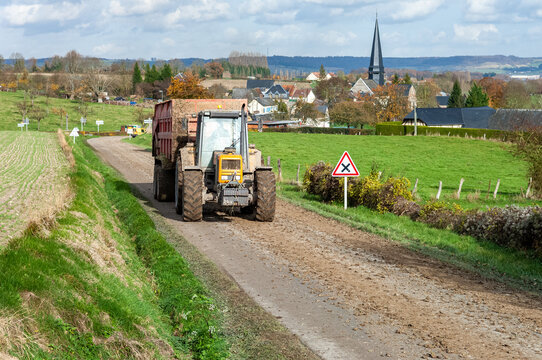Ensilage ma&iuml;s en automne par temps pluvieux. Traces de boue sur la chauss&eacute;e