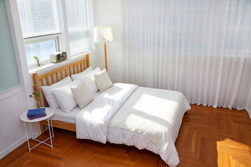 침대와 침구류, 커튼이 있는 깨긋한 방