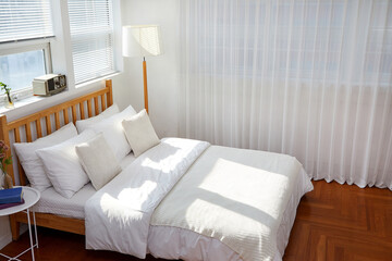 Fototapeta na wymiar 침대와 침구류, 커튼이 있는 깨긋한 방