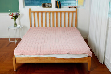 침대와 침구류, 커튼이 있는 깨긋한 방