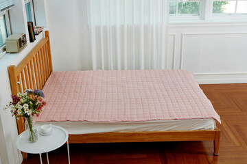 침대와 침구류, 커튼이 있는 깨긋한 방