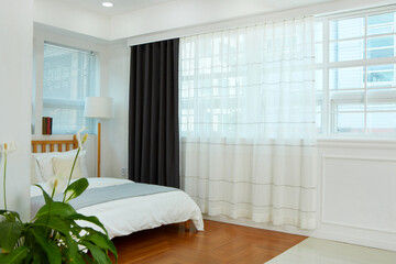 침대와 침구류, 커튼이 있는 깨긋한 방