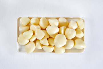 흰색 배경 위의 한국 향신료인 마늘