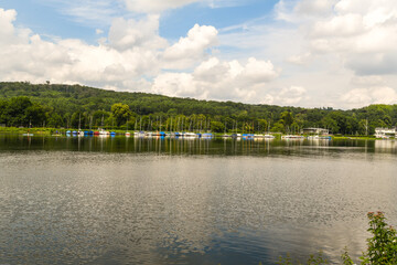 Segelboote am Ufer des Baldeneysees