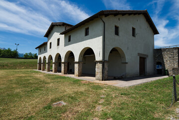 Fototapeta premium La Fortezza di Mont’Alfonso è uno dei monumenti architettonici più imponenti della Valle del Serchio; offre splendide vedute sulle pendici dell’Appennino Tosco Emiliano e sulle Alpi Apuane.
