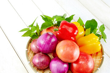 토마토, 파프리카, 양파 등 많은 야채들 묶음