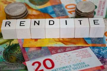 Rendite, geschrieben in Würfelbuchstaben und Schweizer Währung im Hintergrund, kann für Werbe...