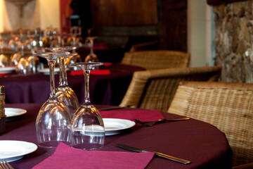 restaurante mesas a punto a clientes