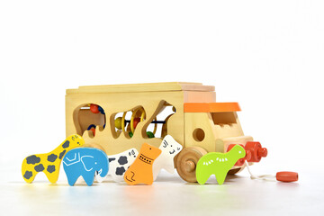 おもちゃの木製自動車